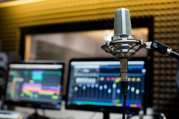 Where-you-can-Record-Podcasts-in-Dubai-podcast-studios-Cover-05-04-2022